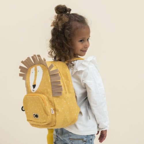 Kid with lion backpack